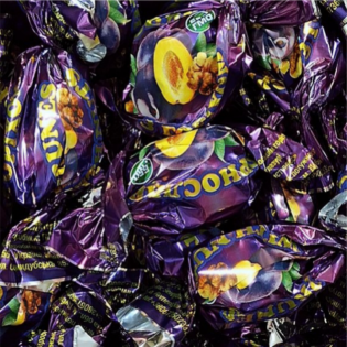 Śliwka z orzechem włoskim w czekoladzie